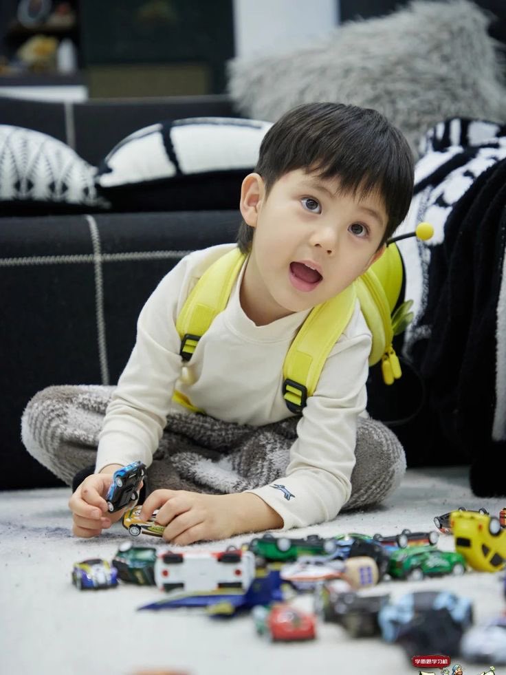 svnsean's tweet image. Anak gemas ini energinya gk habis habis. 

'Om, dino aku mana?'

Padahal dari tadi mainan dino nya dimasukkan ke tas.