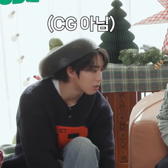 HANZ0NE's tweet photo. pan on his head 😭 https://t.co/dxwA5foIyH