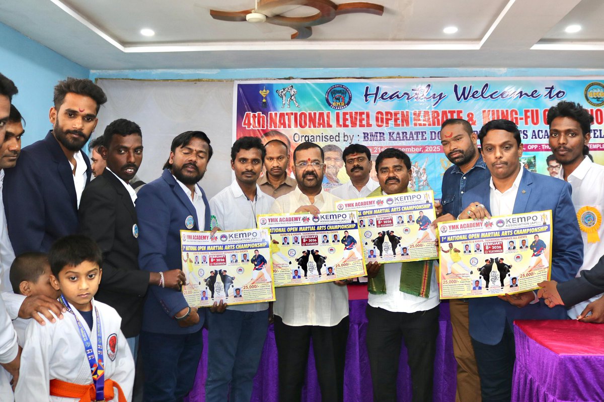 naini_rajender's tweet photo. హనుమకొండలో జరిగిన 4వ నేషనల్ ఓపెన్ మార్షల్ ఆర్ట్స్ ఛాంపియన్‌షిప్ లో ప్రతిభ కనబర్చిన విజేతలను సన్మానించిన
వరంగల్ పశ్చిమ ఎమ్మెల్యే శ్రీ నాయిని రాజేందర్ రెడ్డి గారు. 
యువతలో క్రమశిక్షణ, ఆత్మవిశ్వాసం పెంపొందించే క్రీడలకు పూర్తి మద్దతు.
#MartialArts #NationalChampionship
#YouthPower https://t.co/jWgVMaqp1U