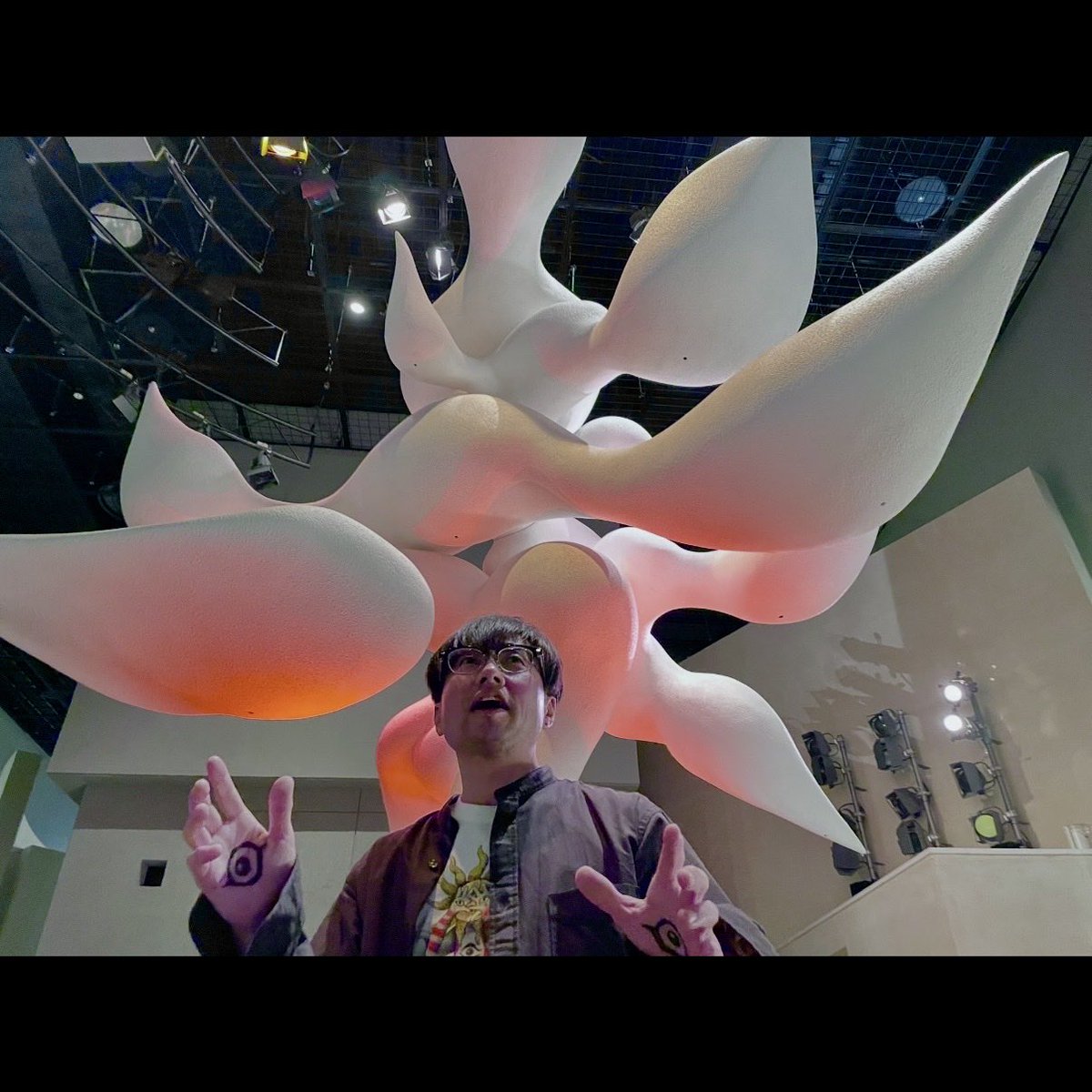 “いっくんごっこ”②
同行の友達に撮ってもらうのですが、2人して「似てねぇ（笑）」って笑いをこらえるのが大変でした🤣
（※もちろん歌ってないし、学芸員さんに確認して上げてます）#タローマン #山口一郎 

←山口一郎さん　　　　　山口ニセ郎→