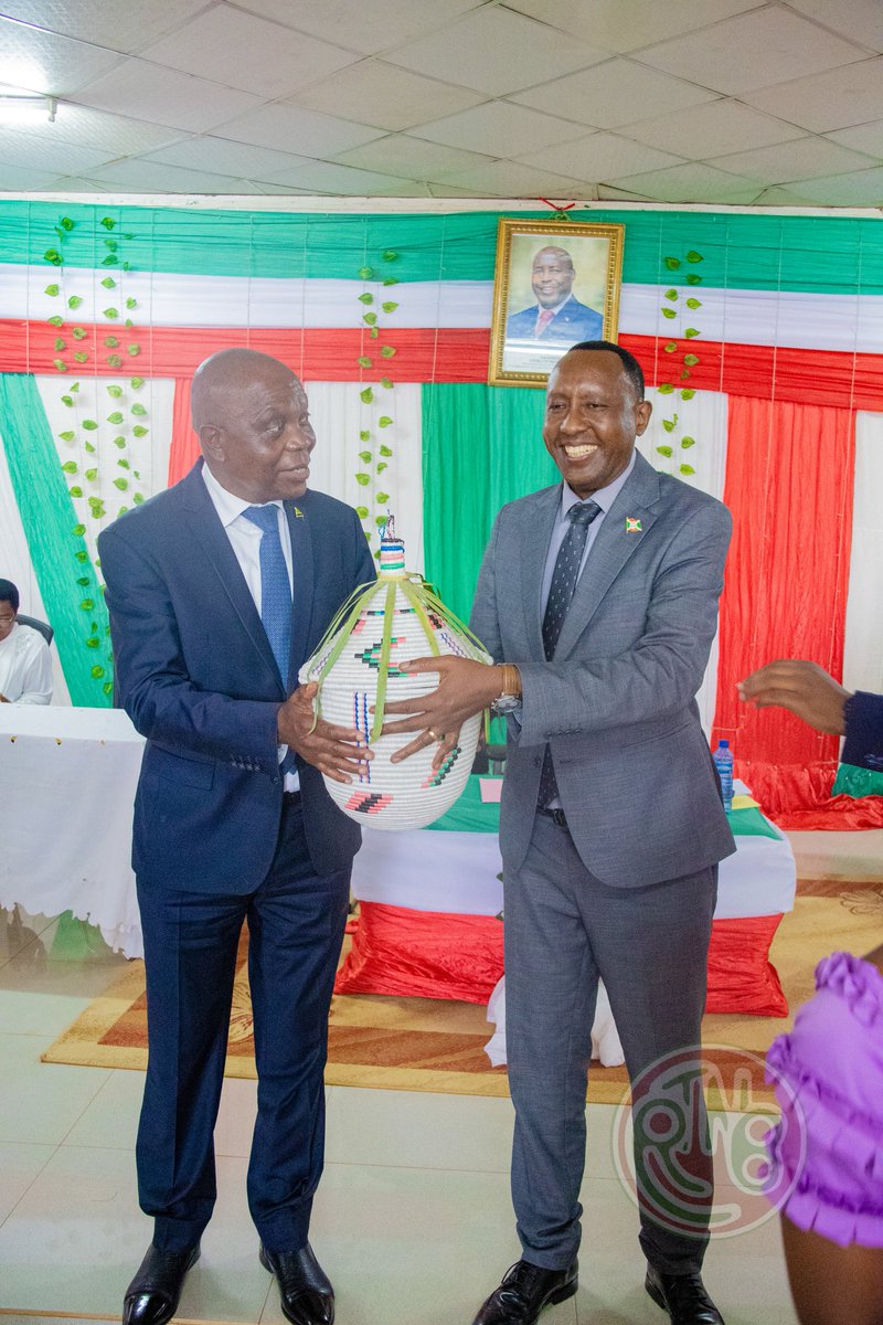 RTNBurundi's tweet image. 🇧🇮🇹🇿 Ujirani Mwema : les provinces frontalières renforcent leur coopération

Réunion tripartite Burundi–Tanzanie–RDC à Nyanza

Ce vendredi 19 décembre 2025, une réunion tenue au chef-lieu de la Commune de Nyanza, dans la province de #Burunga, a rassemblé les autorités
