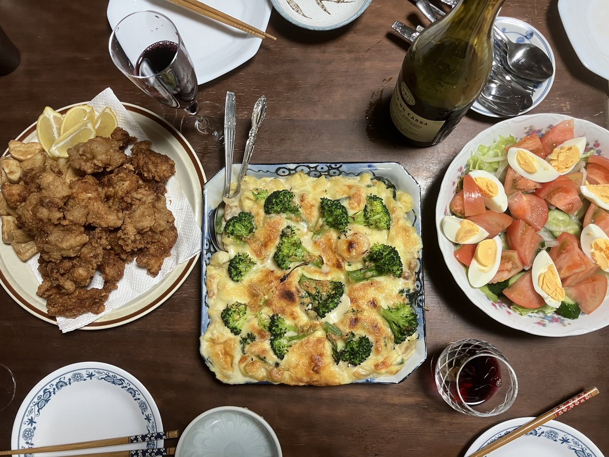 実家でごはん。子どもの頃食べたグラタンが思い出に残っていてリクエスト。ホワイトソースは昔、ご近所さんが教えてくれたものだそうで「分量どうやったかなと思って、聞きにいって」お母さんもタナカのおばちゃんもありがとう美味しかったです😭