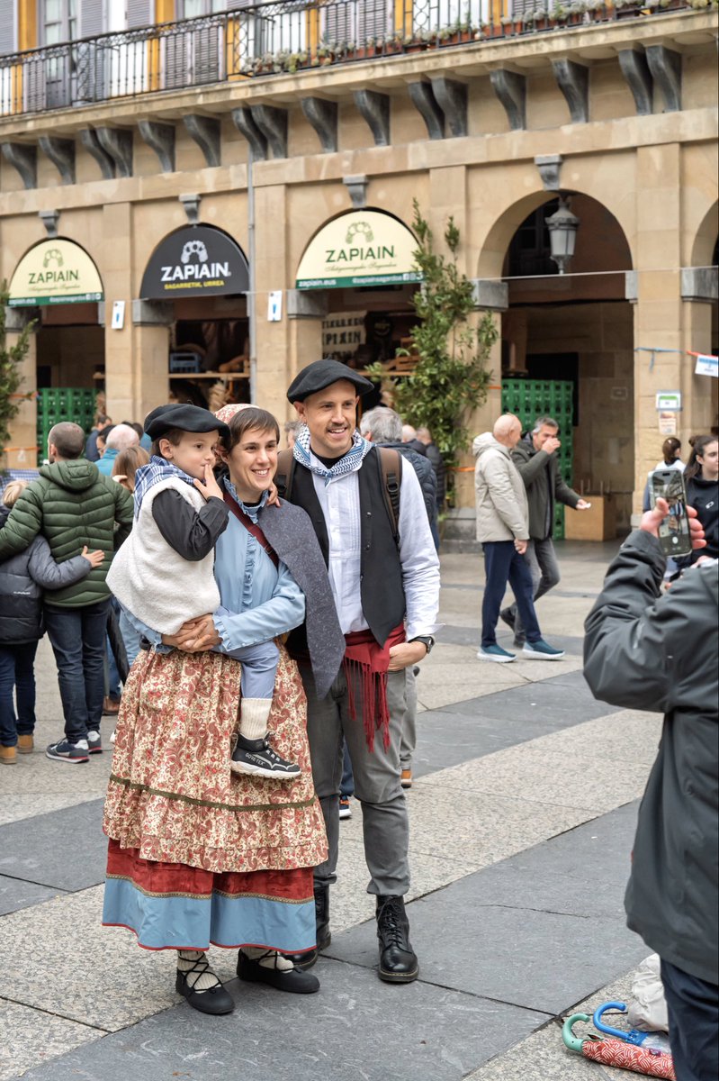 🌭 Talos con chistorra, productos de la huerta, y sobre todo, buen ambiente. Con estos ingredientes se celebran este domingo las tradicionales ferias de Santo Tomás en Bilbao y San Sebastián, pero también en Azpeitia. 
¡Feliz día de Santo Tomás!
#vámonos