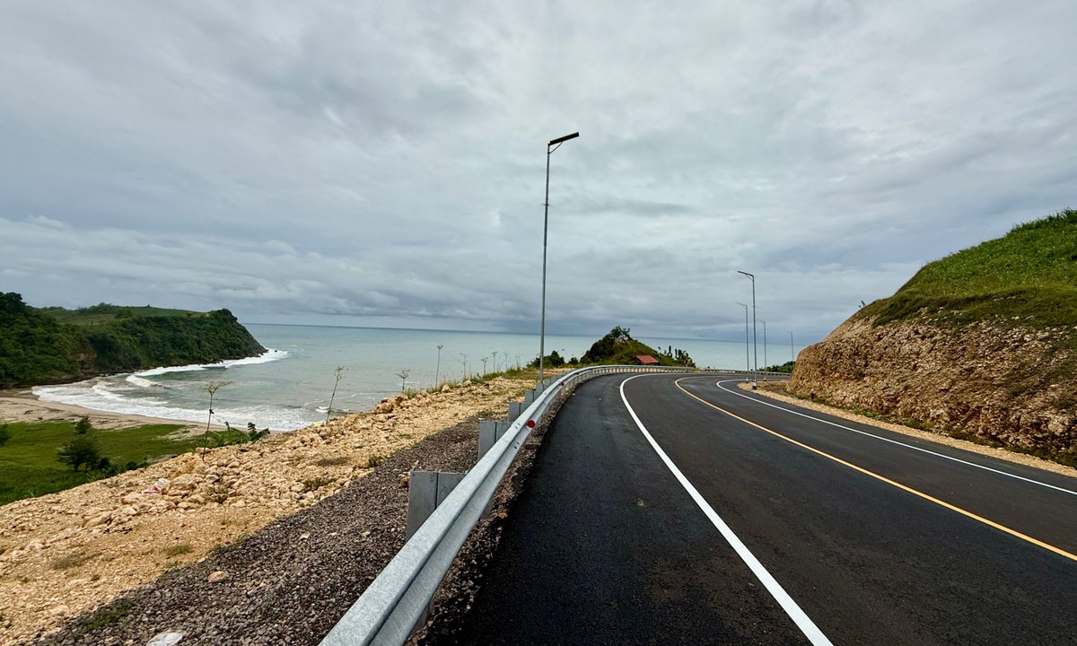 1) Menyusuri jalan di sepanjang pantai selatan Jawa selalu menghadirkan pengalaman yang menakjubkan. Dalam perjalanan kali ini, saya menelusuri beberapa segmen Pansela Jawa Timur—yang kerap dijuluki “The Next Daendels”—sebuah lintasan yang menyuguhkan panorama yang indah #pansela