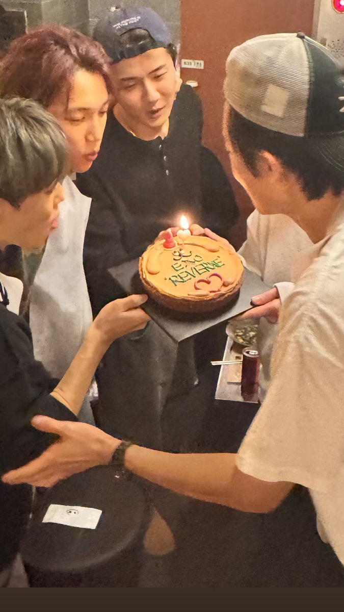 xunhuas's tweet image. Every single EXO photo update taken at their after-party last night is genuinely out here to make us cry 🥺😭