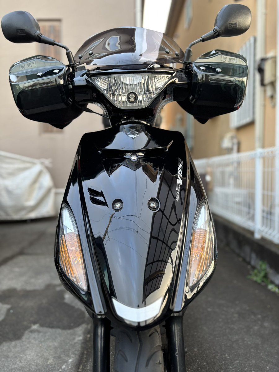takudayakahee3's tweet photo. 15年くらい前のバイクを磨いて乗ってますが、世間がだんだんこの名車の価値に気付き始めてきたような気がします。
#スズキ　#アドレスv125s
#絶版車 https://t.co/lBCijgRy2Z