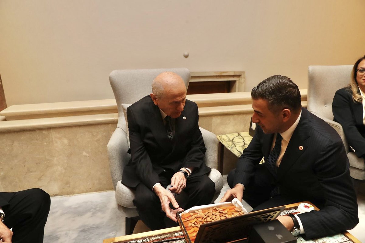KverSemih's tweet photo. Türk Milletinin Bilge Şahsiyeti, Liderimiz Sayın Devlet Bahçeli’ye Baskil’imizin dünyada eşsiz kayısısını ikram ederek, ürünümüze dair bilgi arzında bulundum. 

Yüce Allah başımızdan eksik etmesin. 

#BaskilKayısısı
#Elazığ https://t.co/XWZ8WISsAU