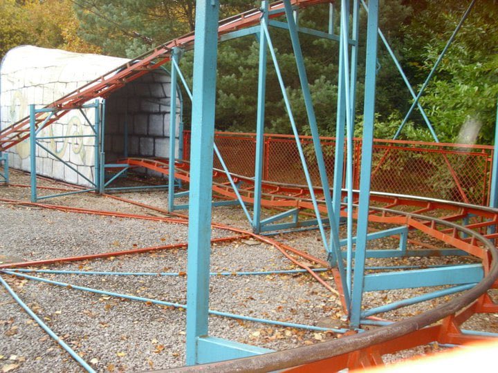 Let’s take a throwback to The Beastie at Alton Towers 🐉 This Pinfari Big Apple Coaster operated from 1983-2010 and was later replaced by Octonauts in 2015 🎢

Did you ever ride The Beastie?