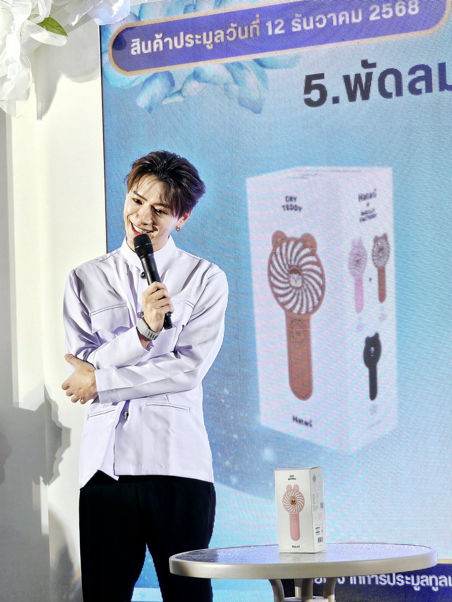 powerpookgirl's tweet photo. พัดลมมือถือ น้องคิดจะเป็นลมในราคาประมูลของ ฟค. เพราะจบที่ราคา
31,000 บาท
แล้วดู ฟค เตรียมสแตนดี้มาเอง เลิศมากกกก😂

#EGATREDCROSSxKrist
#KristPerawat https://t.co/rjFoT3wZlm