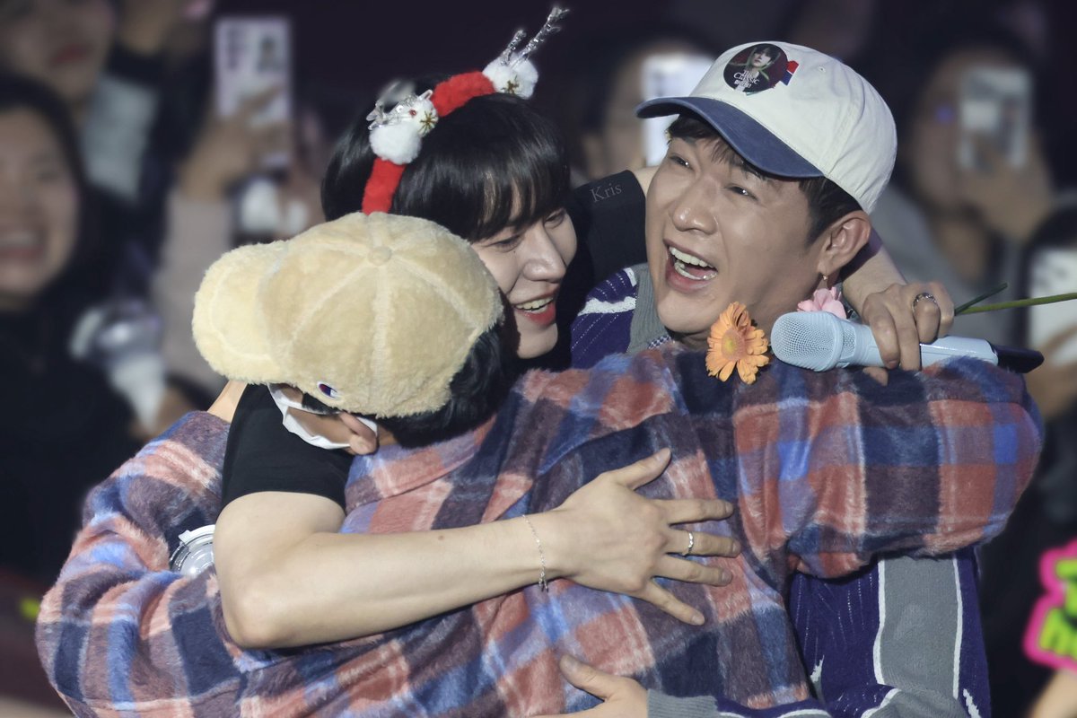 heyitscrispyy_'s tweet image. 20251221 The Classic in Seoul

#슈퍼주니어 #SUPERJUNIOR
#TheClassic
#규현 #KYUHYUN
#신동 #SHINDONG
#려욱 #RYEOWOOK