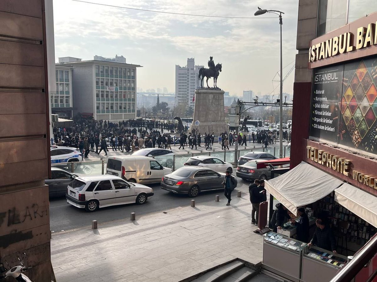 furkanhabernet's tweet photo. İslami konferansın yapılacağı düğün salonunu tehdit eden Ankara emniyeti, basın açıklaması gerçekleştirmek üzere Ulus meydanında toplanan katılımcıları abluka altına alıyor! 

Canlı yayın:
https://t.co/9B5WiG9DTZ

AlparslanHoca Ankarada 
#BasınAçıklaması
#AnkaraEmniyeti https://t.co/bS0ajCnxCJ