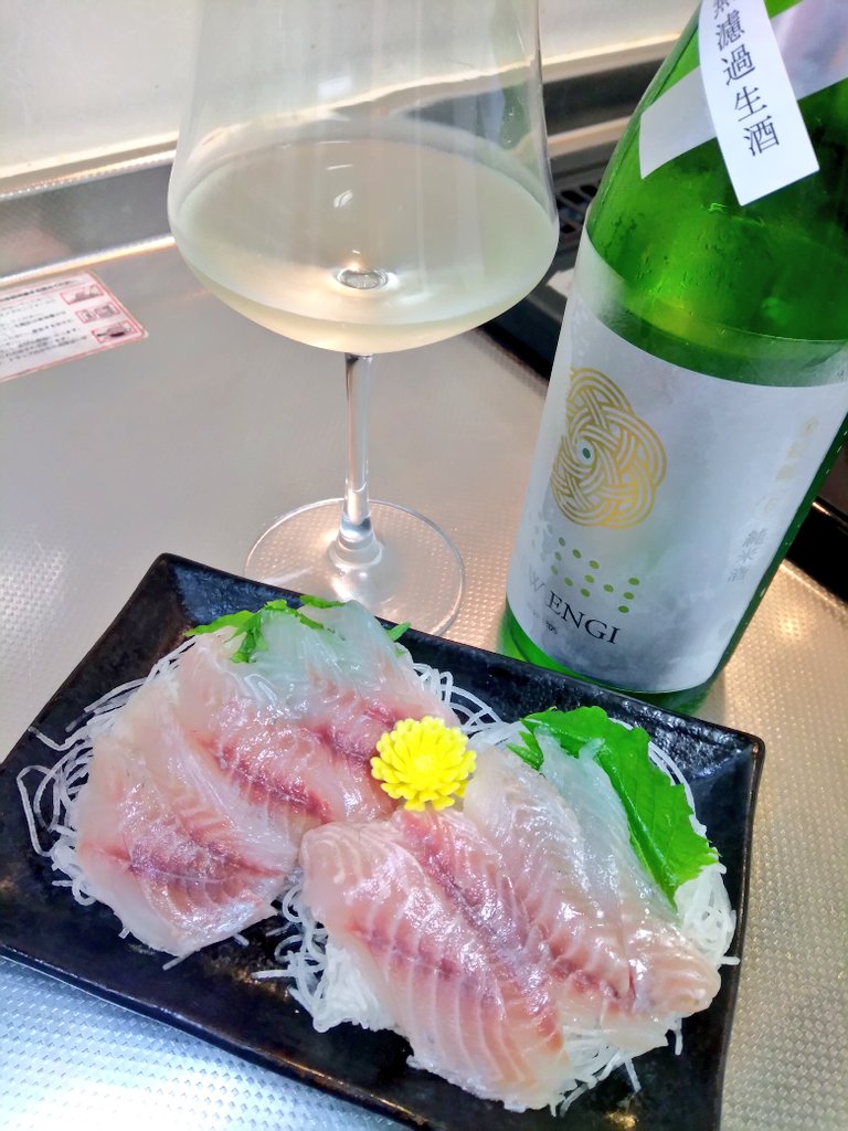 週末の一献。NEW ENGI 金紋錦 2023BY

香りはスッとリンゴのような爽やかさ。口に含むとトロリとした口当たりから滑らかに含む甘旨味。余韻はスッキリとした苦渋酸味で程よくキレていきます。

志賀高原ビールで有名な玉村本店が醸す一本✨旨味とキレのバランスが絶妙ですね！アテはイサキと頂きます😋