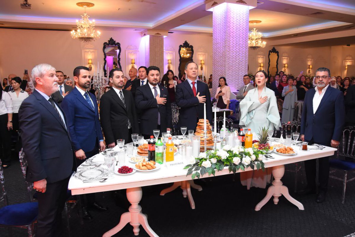 Kırgız Cumhuriyeti Ankara Büyükelçiliği, İstanbul Başkonsolosluğu ve Konsolosu olduğum Bolu Fahri Konsolosluğu ile ortak düzenlenmiş olduğumuz etkinlikte Kırgızistan ve Türkiye İlişkilerinin büyüterek devam etmenin gururunu yaşıyoruz. Bursa Fahri Konsolosumuz Bilal Tutuşun, Türk