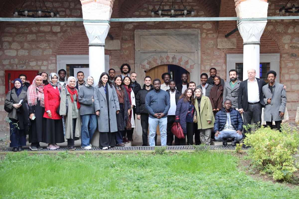 Afrika Dünyası, Medeniyeti, Diller ve Kültürler Sertifika Programının 2. oturumu AKEM’de gerçekleştirildi.✅

Kevin M. Doucourè &amp; Daula Abdoul (Lingala), Ahmat İsmail &amp; Moussa H. Moussa (Kanembu) ve Baya Gora Seck (Volof) sunumlarıyla Afrika dilleri ve kültürlerine ışık tuttu.✨