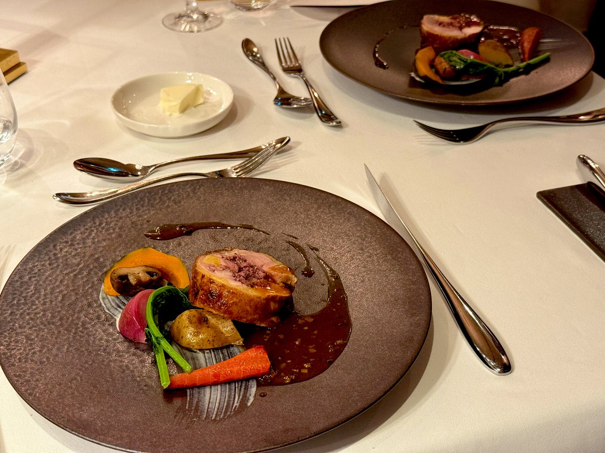 世界三大珍味ぜんぶ食べた！！
なんじゃこりゃんめー！！！！🍴✨
トリュフのスープの中にフォアグラのポワレ入ってた...(ᐡ ′̥̥̥ ˙̫ ‵̥̥̥ ᐡ)