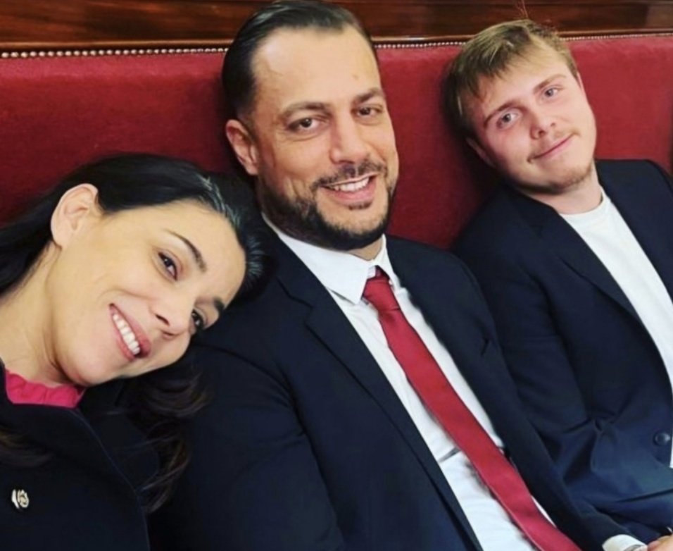 SurmulotsNews's tweet image. Le gourou a placé tous ses proches : sa maîtresse, son chauffeur et son dealer.