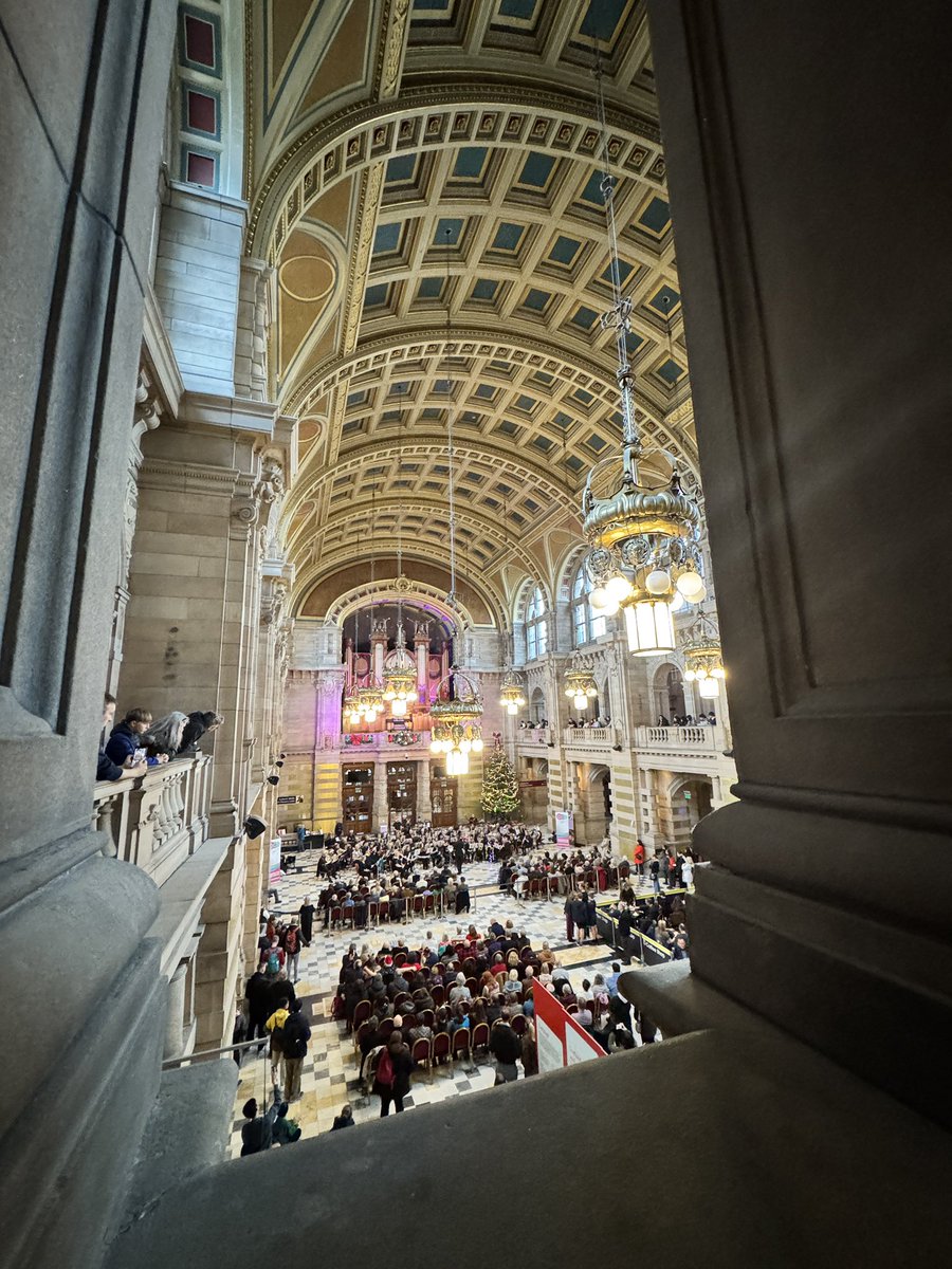 A completely free concert. In the completely free Kelvingrove Museum. There’s something old-fashioned about things just being done for the public good, at no charge.
