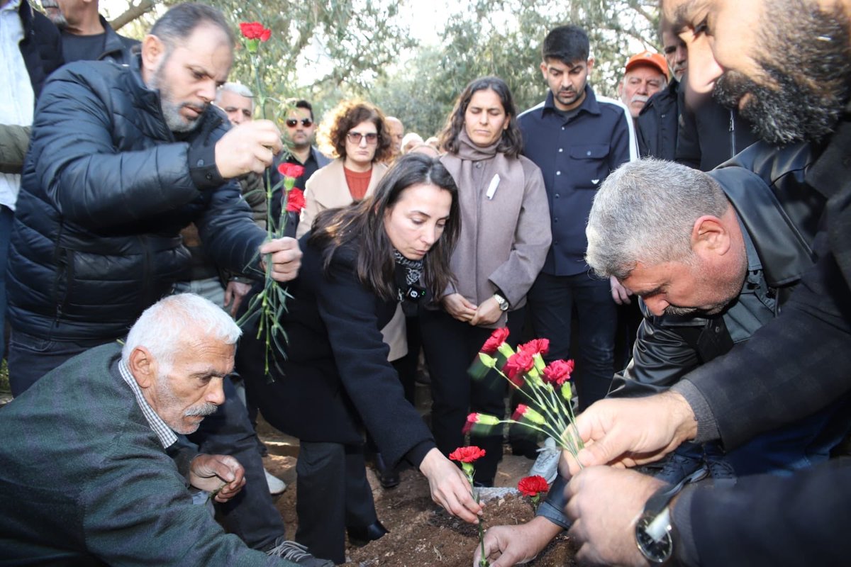DEM Parti Adana İl Örgütleme Eş Sözcümüz, sevgili yoldaşımız Yaşar Demir’i son yolculuğuna uğurladık… 

Yaşar yoldaşımız hayatını barış, emek ve demokrasi mücadelesine adadı. Yaşamının son anına kadar partisine emek verdi, Adana’daki tüm halklara yoldaşlık etti, insanların