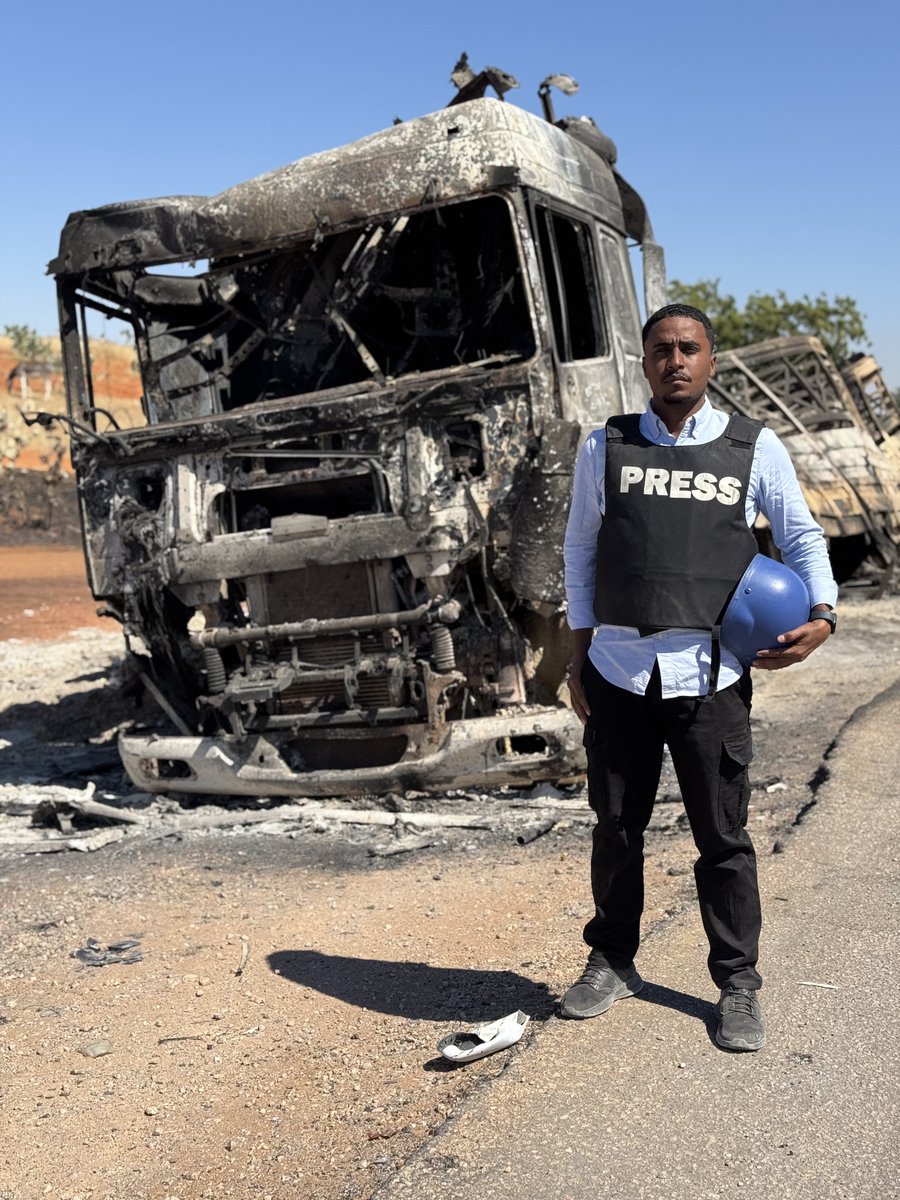 من شمال كردفان وشرقي الأُبيّض.. من خلفي شاحنة بضائع محترقة جراء قصف طائرة مُسيّرة للد،عم السر،يع وفقاً للجيش.

From North Kordofan, east of El Obeid
Behind me is a cargo truck burned in a drone strike by the Rapid Support Forces, the army 
says

Dec. 2025