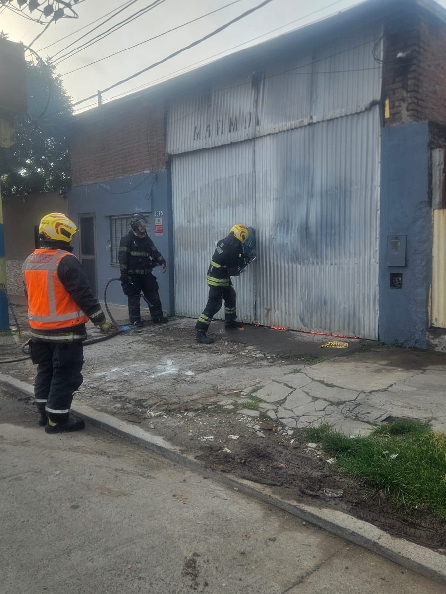 #HaceInstantes dos dotaciones de Bomberos Voluntarios de Rosario junto a ABZ trabajaron en un principio de incendio en un galpón de Génova al 5400. 

#SituacionControlada

#BomberosRosario
#NosNecesitamos

<a href="/emergenciasAR/">red de emergencias</a> <a href="/leodelga2/">Alberto Leonardo Delgado</a> <a href="/CalleDeRosario/">CalleDRosario</a>