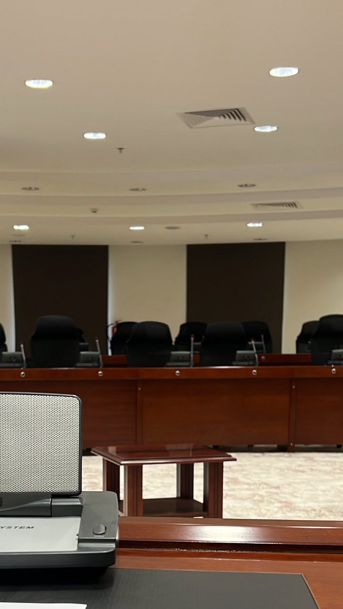 اجتماع كله تسفيل 😭😭😭😭😭