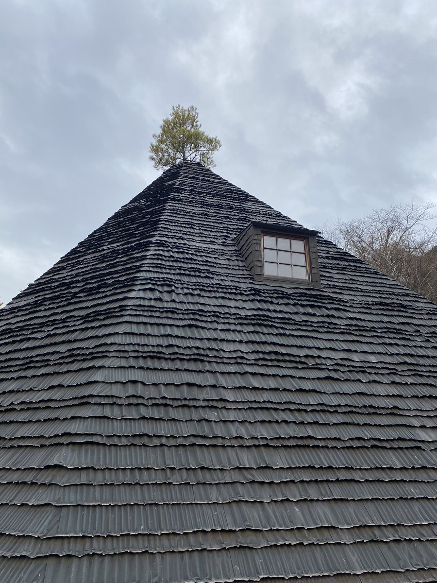 Soldi79710444's tweet image. 福山市にある神勝寺禅と庭のミュージアム。臨済宗の寺院ですが施主が建築好きなのか、移築された文化財などユニークな建造物が境内に散りばめられています

入ってすぐ藤森照信設計の寺務所が佇んでいてニヤけてしまいました