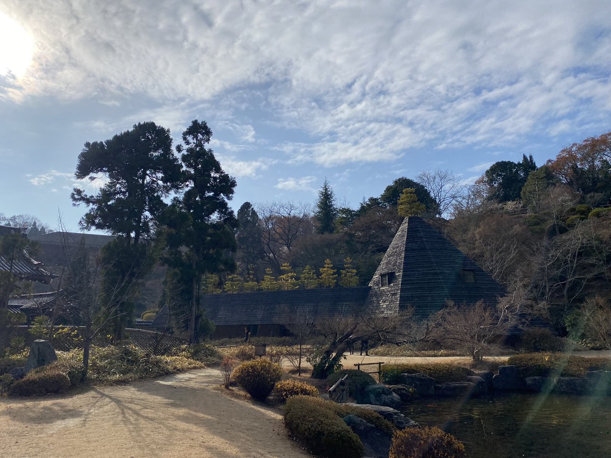 Soldi79710444's tweet image. 福山市にある神勝寺禅と庭のミュージアム。臨済宗の寺院ですが施主が建築好きなのか、移築された文化財などユニークな建造物が境内に散りばめられています

入ってすぐ藤森照信設計の寺務所が佇んでいてニヤけてしまいました