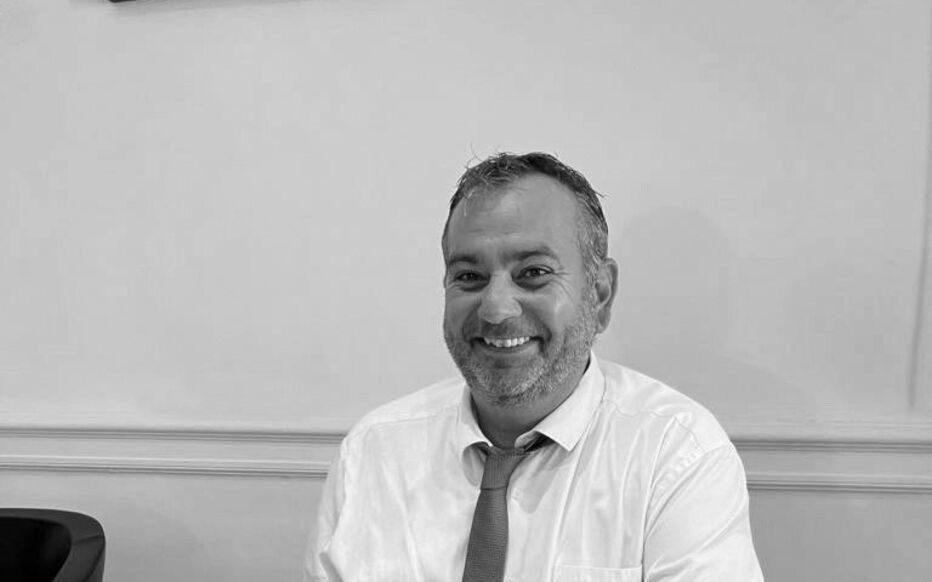 Il est des dimanches pluvieux assombris par de tristes nouvelles.
La disparition brutale, soudaine et injuste de mon camarade François Rio, maire de Saint-Jean-de-Védas, me touche profondément.
Mes pensées vont à son fils, à sa famille, à ses proches, à ses collègues élus, à ses