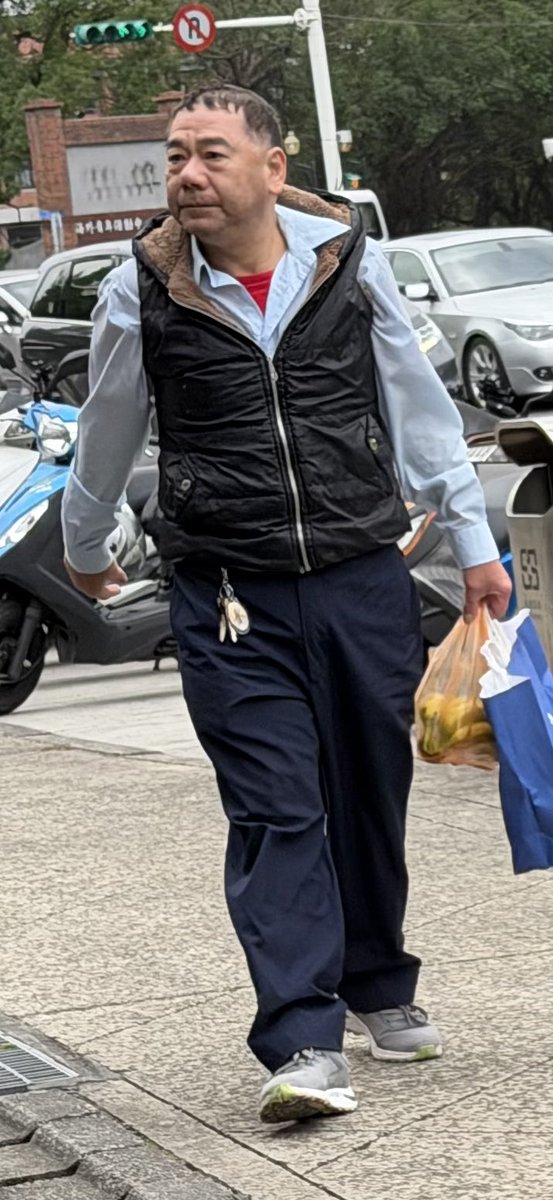 爬山遇到可愛帥氣優質的大叔有人喜歡這一款大叔伯伯嗎？❤️

#daddy #daddyfeet #footfetish #malefeet #gayfeet #guyfeet #sexymalefeet #gayfootfetish #malefeet #malefootfetish #sexydaddy #腳控 #腳趾控 #夾腳拖鞋 #拖鞋 #涼鞋 #腳趾 #裸足 #gaydaddyandson #gaydaddy #伯伯 #大叔 #熟男