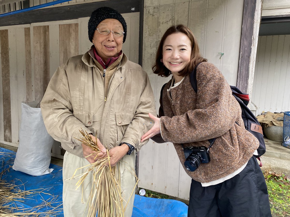 miyabi_lien's tweet photo. 奥三河の霊山、鳳来寺山に上がる参道にある巨木「傘杉」のしめ縄づくりに参加させていただきました！
毎年、年末に門谷地区の有志の方達によってつくられているよ！7メートルの長さのしめ縄は藁を丁寧に束ねるとこらから。
技術の継承は尊い。
しめ縄の奉納は29日です！
#奥三河
#鳳来寺山
#傘杉 https://t.co/sMe6Qws0wQ
