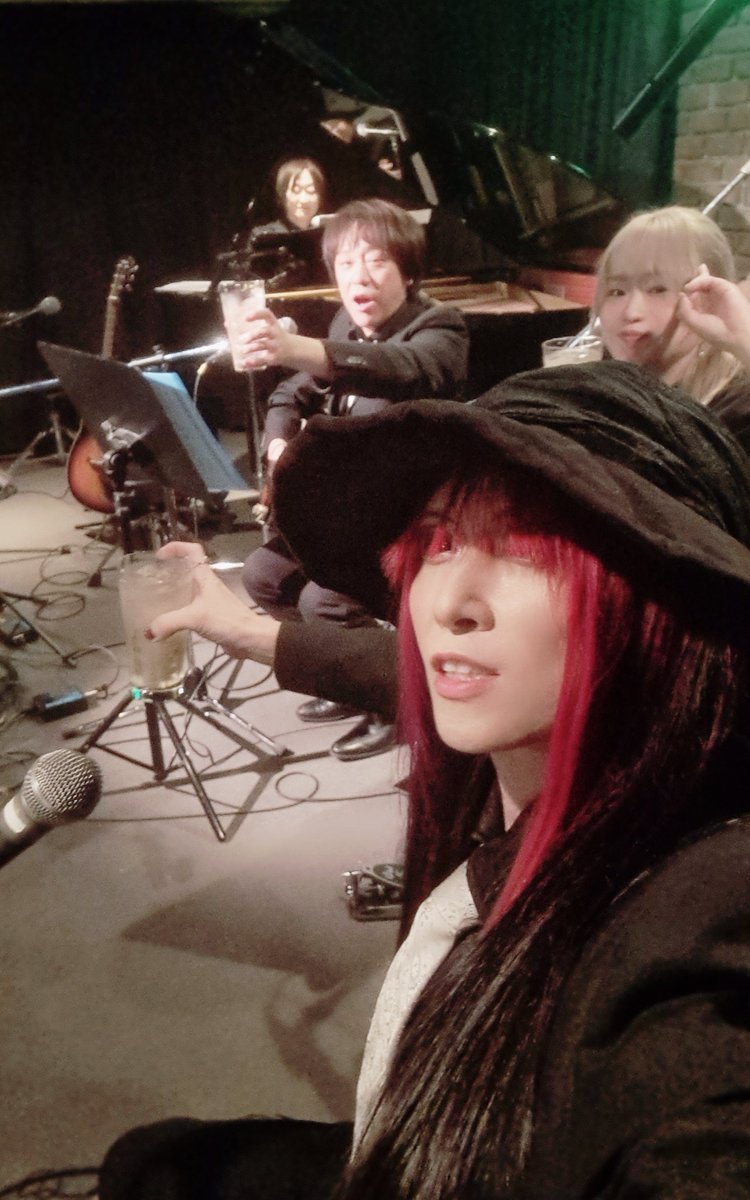 逸見さんお誕生日おめでとうございます✨
この一年も素敵な歳にしちゃいましょう！

お祝いという事でステージ上での乾杯を快諾してくれた大塚Welcome back の店長さん&amp;スタッフの皆様ありがとうございましたm(_ _)m
とても美味しいハイボールをご馳走さまでした♪