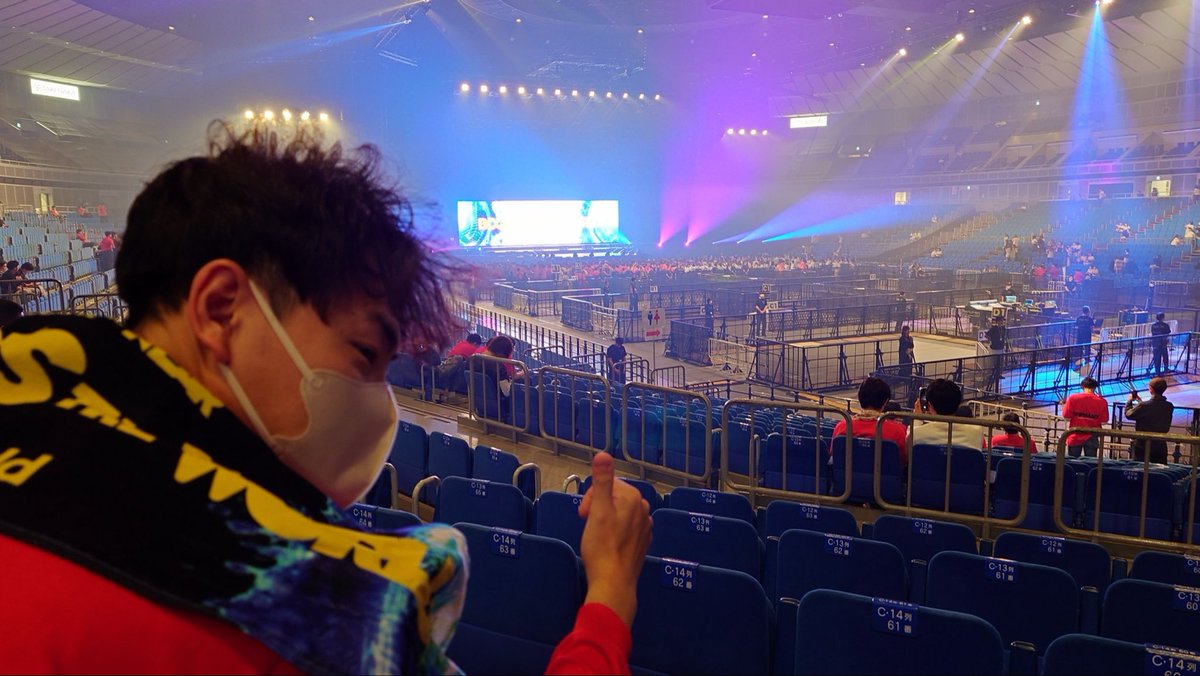 MuKuRoN1987's tweet photo. 会社の同期に誘われて、人生初のUVERworldのライブ行っちゃいました。(行けちゃいました？)しかも2日ともに。

刺激が強すぎて何が何だか…

グッズも手に入って最高のUVERworldデビューとな��ました☺️

#UVERworld
#TAKUYAꚙ生誕祭 https://t.co/YUHrHMcgjo
