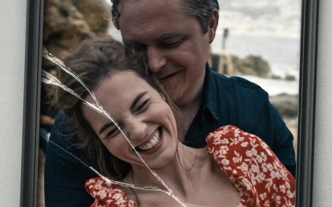 Venek__'s tweet photo. W rozmowie z Onetem Joanna Gzyra-Iskandar z Fundacji Feminoteka poinformowała o rekordzie zgłoszeń przemocy domowej po premierze filmu "Dom dobry"

- Wzrost zgłoszeń to ponad 200 proc. Przeważnie dzwoni do nas około 120-130 osób miesięcznie. W październiku zaobserwowałyśmy zwiększenie do 140, a po premierze filmu zalała nas fala telefonów. Było ich ponad 300. To rekord, a korelacja między filmem a zgłoszeniami jest oczywista. Część kobiet również informowała nas, że obejrzały "Dom dobry" i dlatego postanowiły zwrócić się po wsparcie - mói Joanna Gzyra-Iskandar

- W ciągu ostatniego miesiąca pojawiło się również kilka telefonów od mężczyzn, którzy potrzebowali wsparcia. Nasza organizacja pracuje z dorosłymi kobietami, dlatego zachęcamy ich do kontaktu z Niebieską Linią, która dysponuje odpowiednimi środkami pomocowymi - zasugerowała