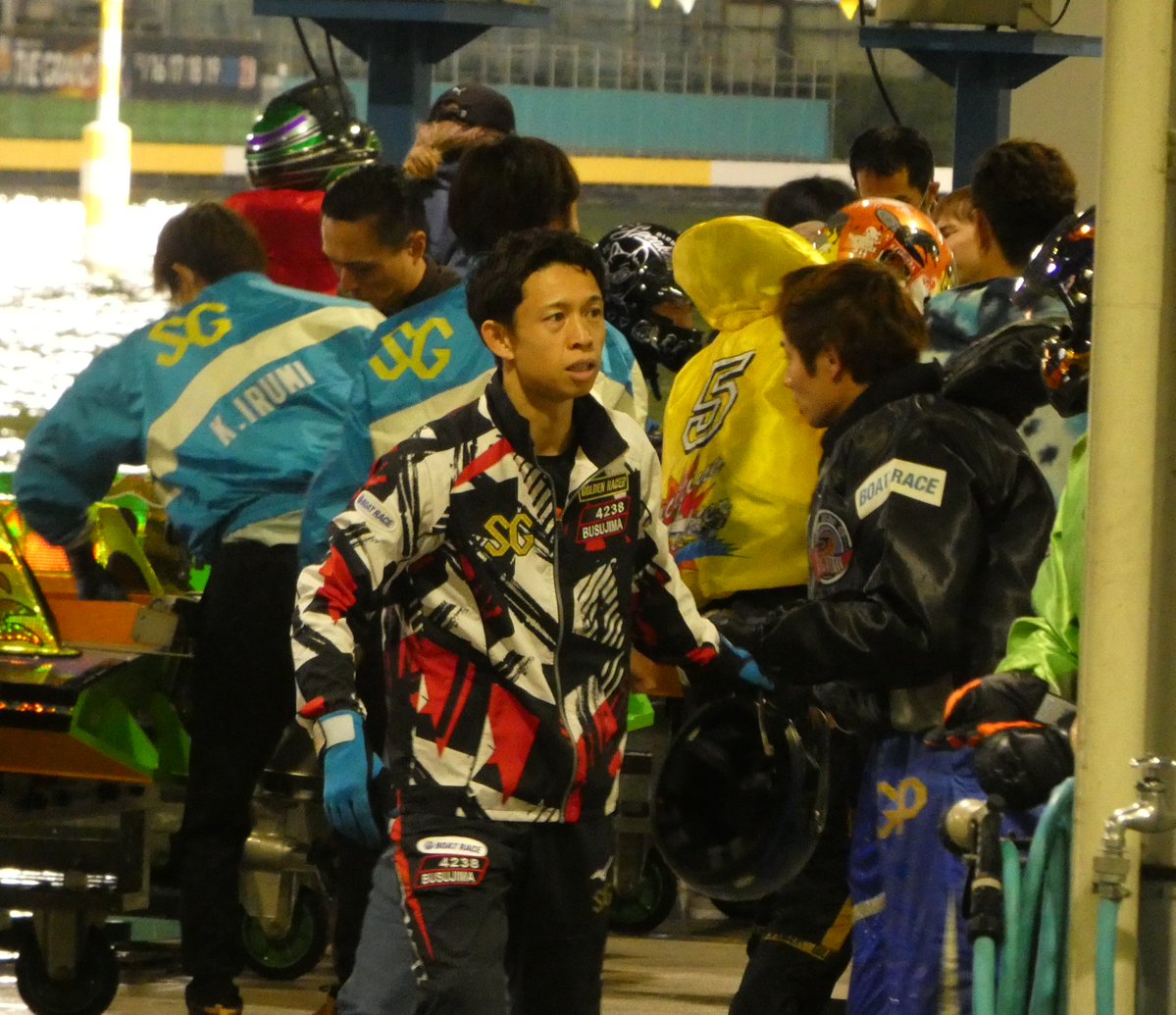 ボートレース住之江（２１日）
【ＳＧ第４０回グランプリ（ＳＧグランプリシリーズ）】（最終日）
　１２Ｒグランプリ優勝戦で２着と健闘した関浩哉選手に寄り添う毒島誠選手。