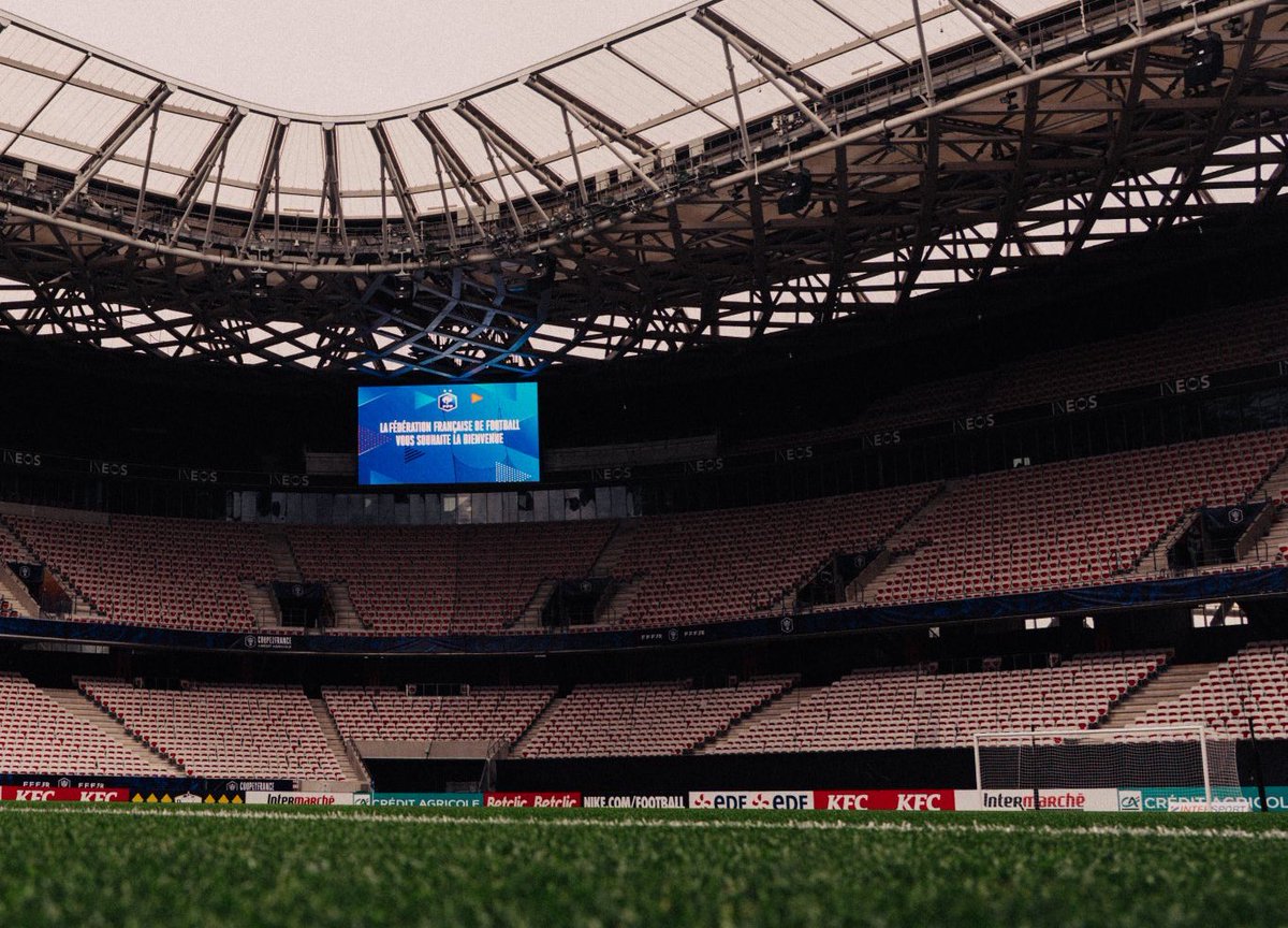 FerveurVerte_'s tweet image. « La Fédération Française de Football vous souhaite la bienvenue » alors qu’il y a personne dans le stade 😂😂😂

Faut leur rappeler que dans ce pays, on ferme des tribunes et stades entiers pour de la pyrotechnie festive ?
