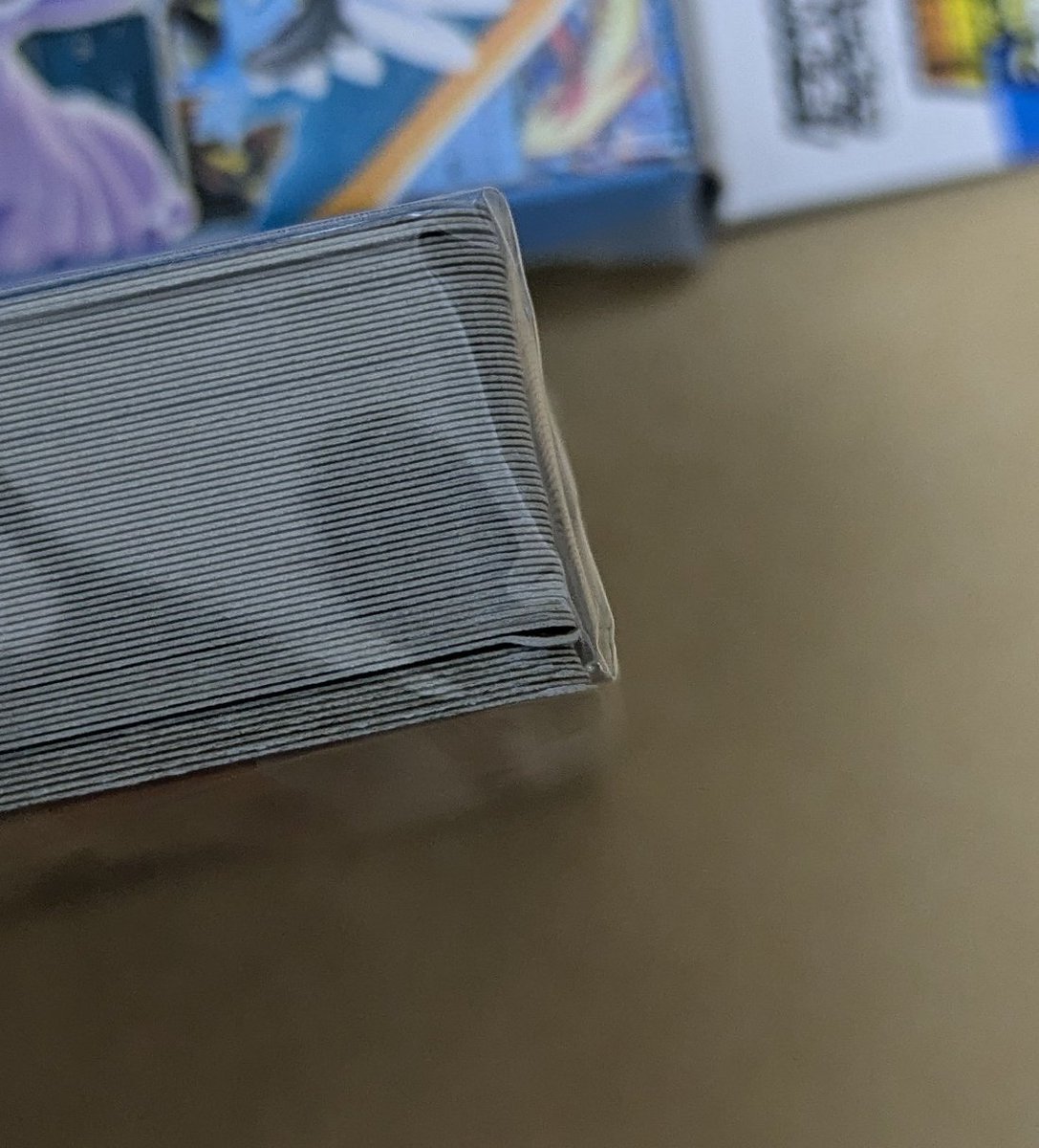 ポケカ、スタートデッキ100開封して、オールミラー当ててめっちゃ喜んだのも束の間、開封する前に中で折れてるのを見つけてゲンナリ😭
プレイ用としても使えないのはあかん…

＃ポケモンカード
#スタートデッキ100