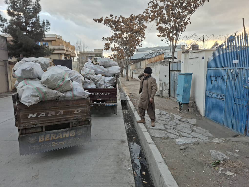 KSARshelter's tweet image. Thank you 😊 all for helping us with this big 🪵 supply--it will help us keep all our animals warm through the ❄️ . This afternoon all the 🪵 was delivered, and unloading it has lasted into the evening. 
Please keep 🗳️ for us on My Giving Circle, and all donations made there will…