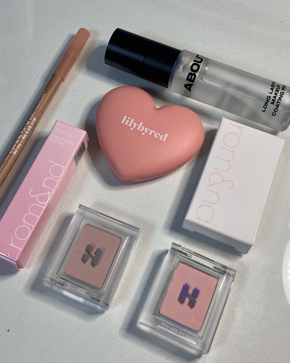 nxovv__'s tweet image. #rt이벤트 
크리스마스 D-3 !!! 기념 소소한 선물을 준비했어요 봄웜 ~ 여쿨 색조들로 구성한 미니 윰 박스입니다••• 행복한 연말 보내세요🩷🩷

당발 : 12/25
인원 : 1명
참여 방법 : #follow + #rt

*제품제공( = * )과 1회 단순 손 발색 제품이 포함되어있습니다 참고해주세요