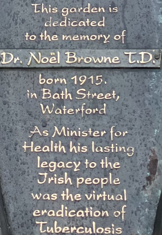 Sheena1066's tweet photo. Christmas wreath laid this morning in Bath Street Waterford in memory of Dr Noël Browne 📸 #SeanKelly https://t.co/B1EVeys4aJ