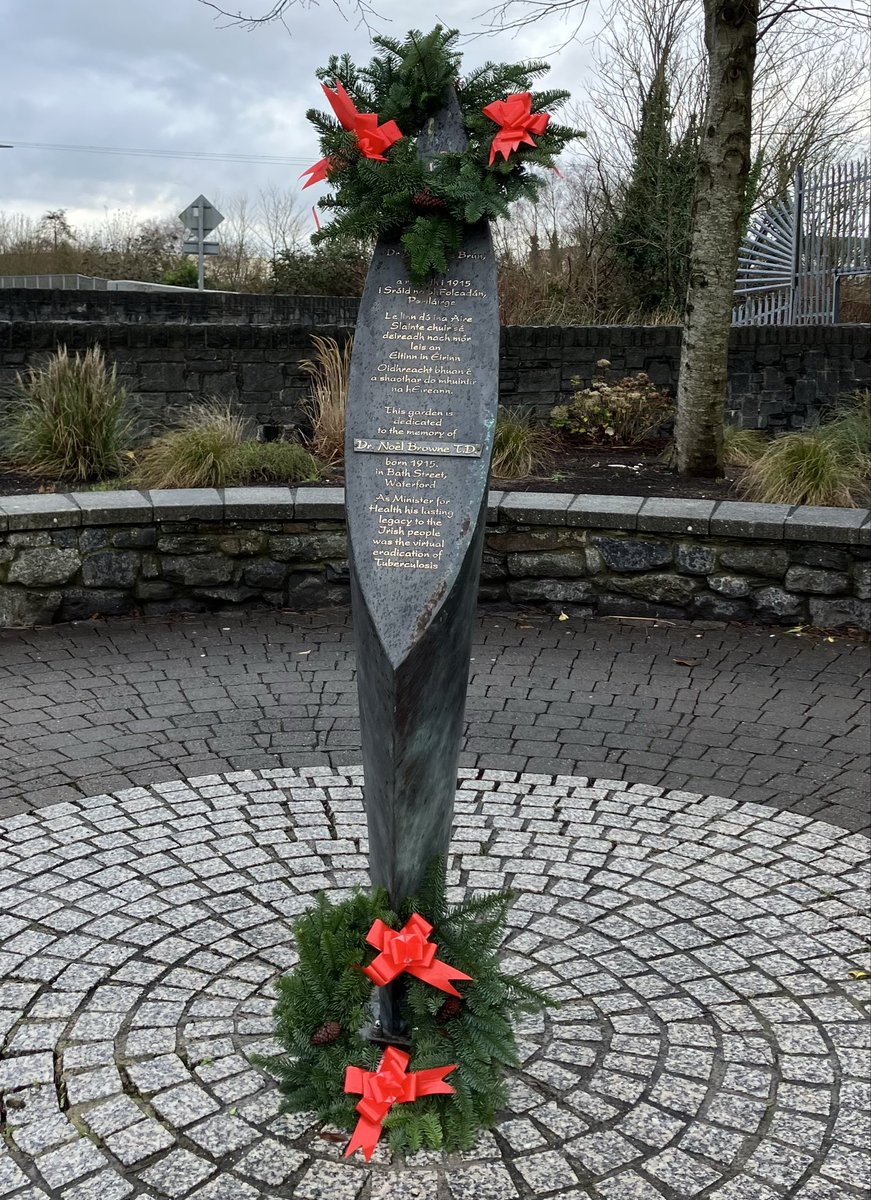 Sheena1066's tweet photo. Christmas wreath laid this morning in Bath Street Waterford in memory of Dr Noël Browne 📸 #SeanKelly https://t.co/B1EVeys4aJ