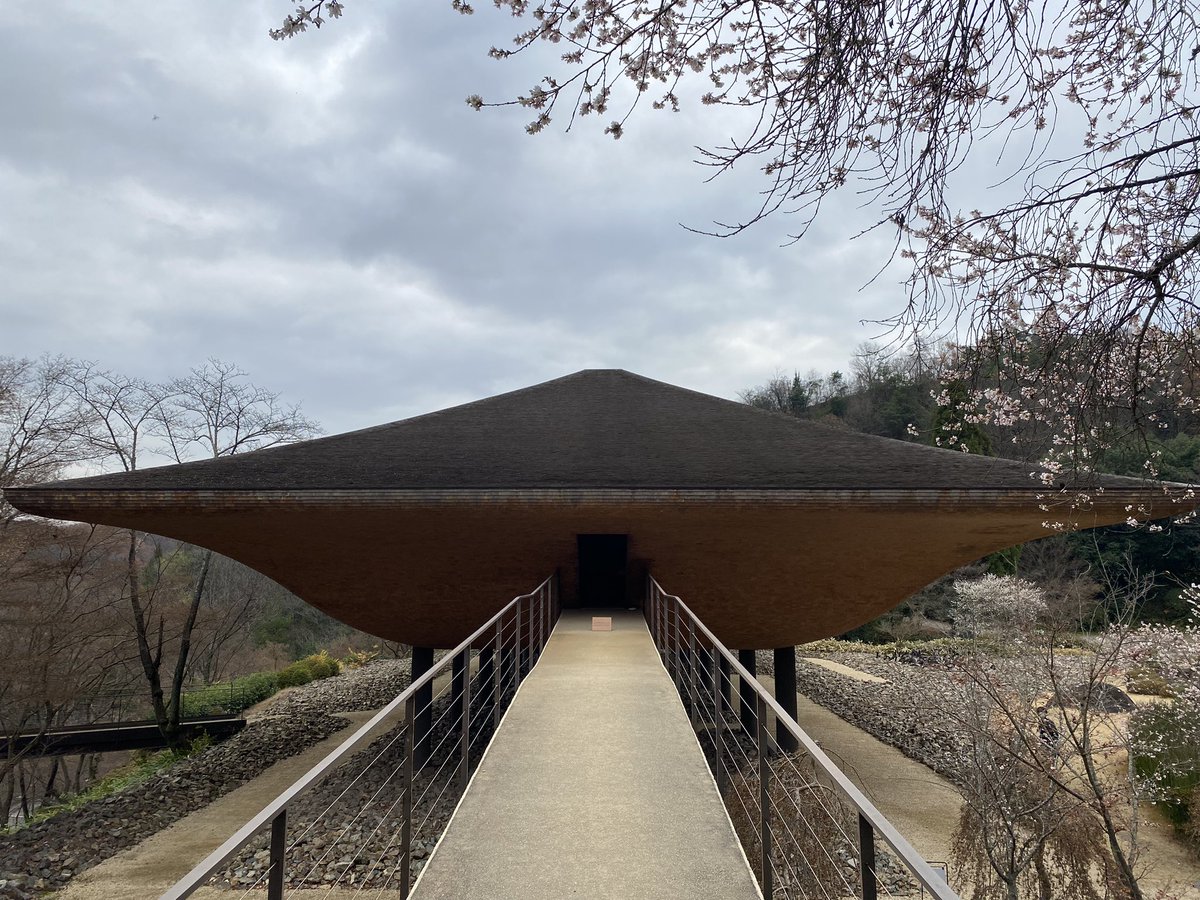 Soldi79710444's tweet image. 境内に正倉院のような、宙に浮かぶどら焼きのような建物が。名和晃平と彼が率いるクリエイティブ集団Sandwichの設計によるパビリオン《洸庭》で、内部にて瞑想体験ができます

禅の現代美術的解釈とのことです