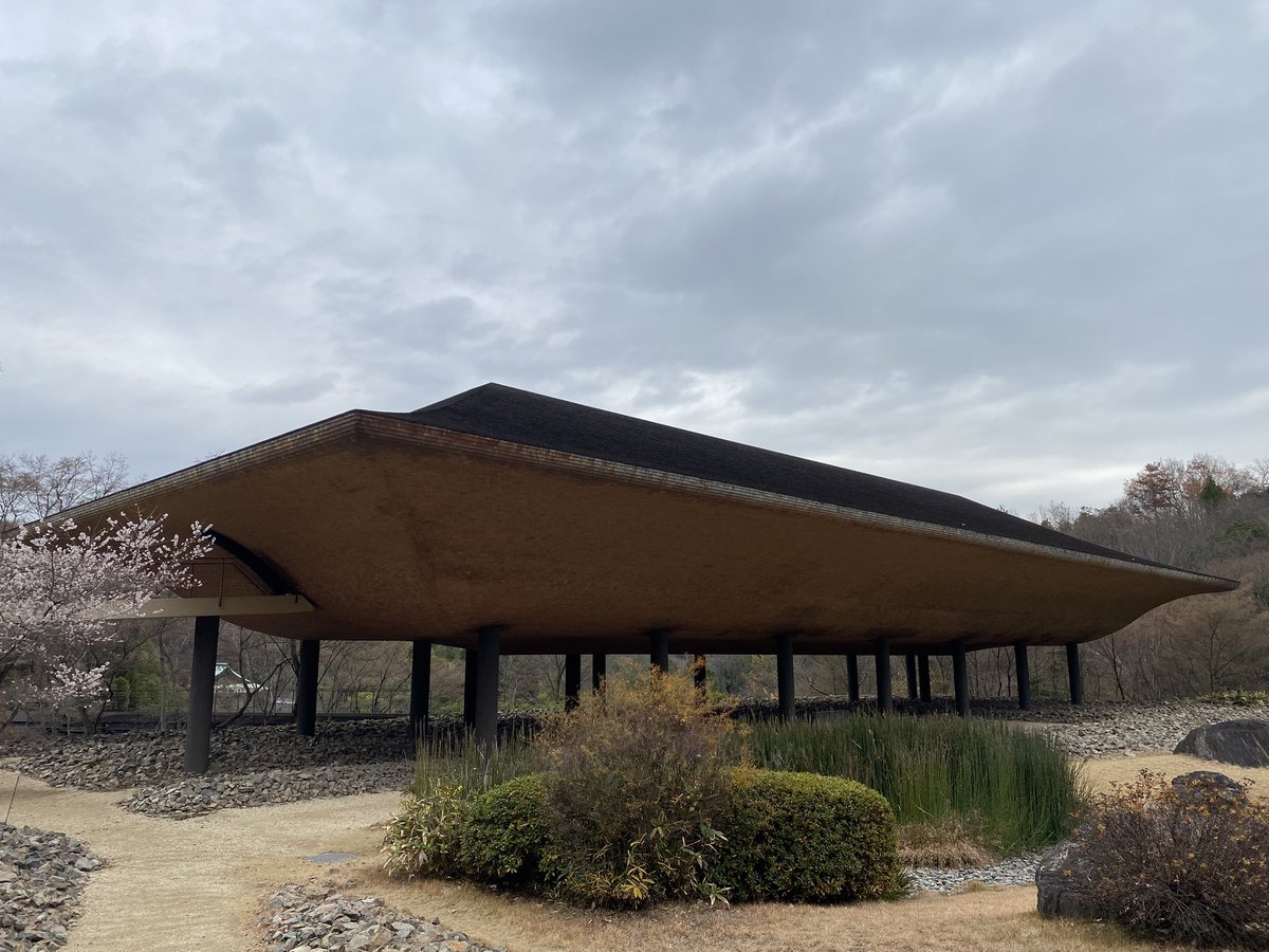 Soldi79710444's tweet image. 境内に正倉院のような、宙に浮かぶどら焼きのような建物が。名和晃平と彼が率いるクリエイティブ集団Sandwichの設計によるパビリオン《洸庭》で、内部にて瞑想体験ができます

禅の現代美術的解釈とのことです