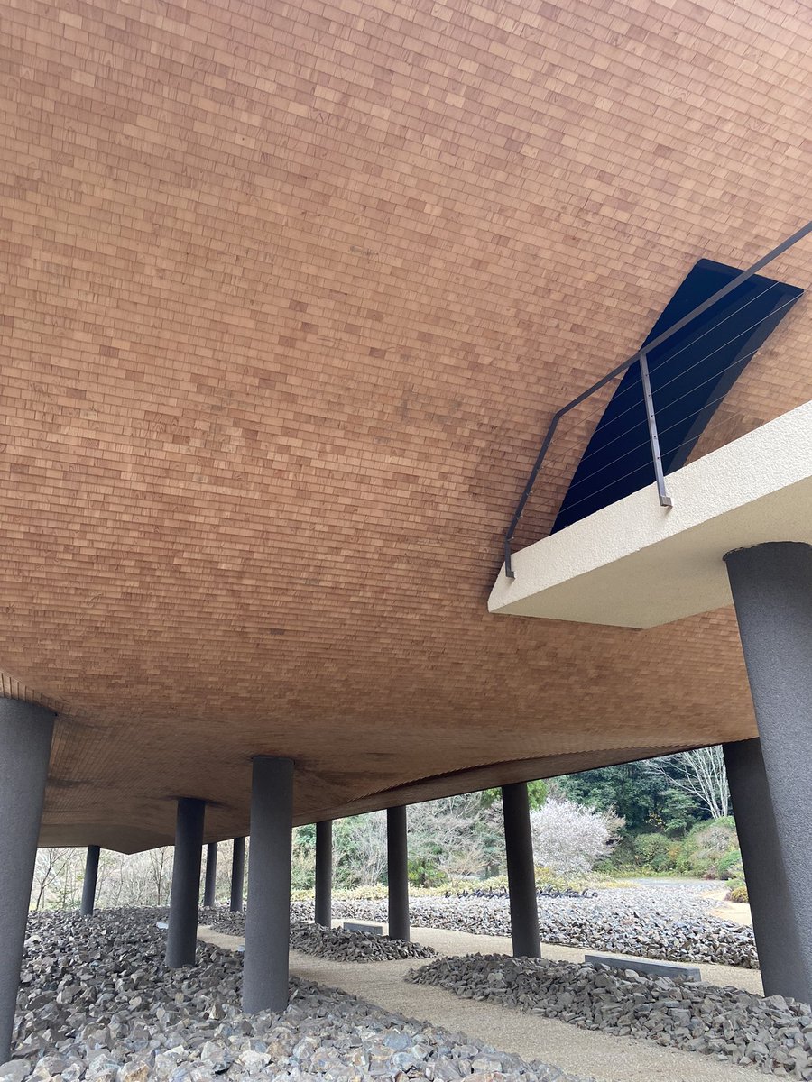 Soldi79710444's tweet image. 境内に正倉院のような、宙に浮かぶどら焼きのような建物が。名和晃平と彼が率いるクリエイティブ集団Sandwichの設計によるパビリオン《洸庭》で、内部にて瞑想体験ができます

禅の現代美術的解釈とのことです