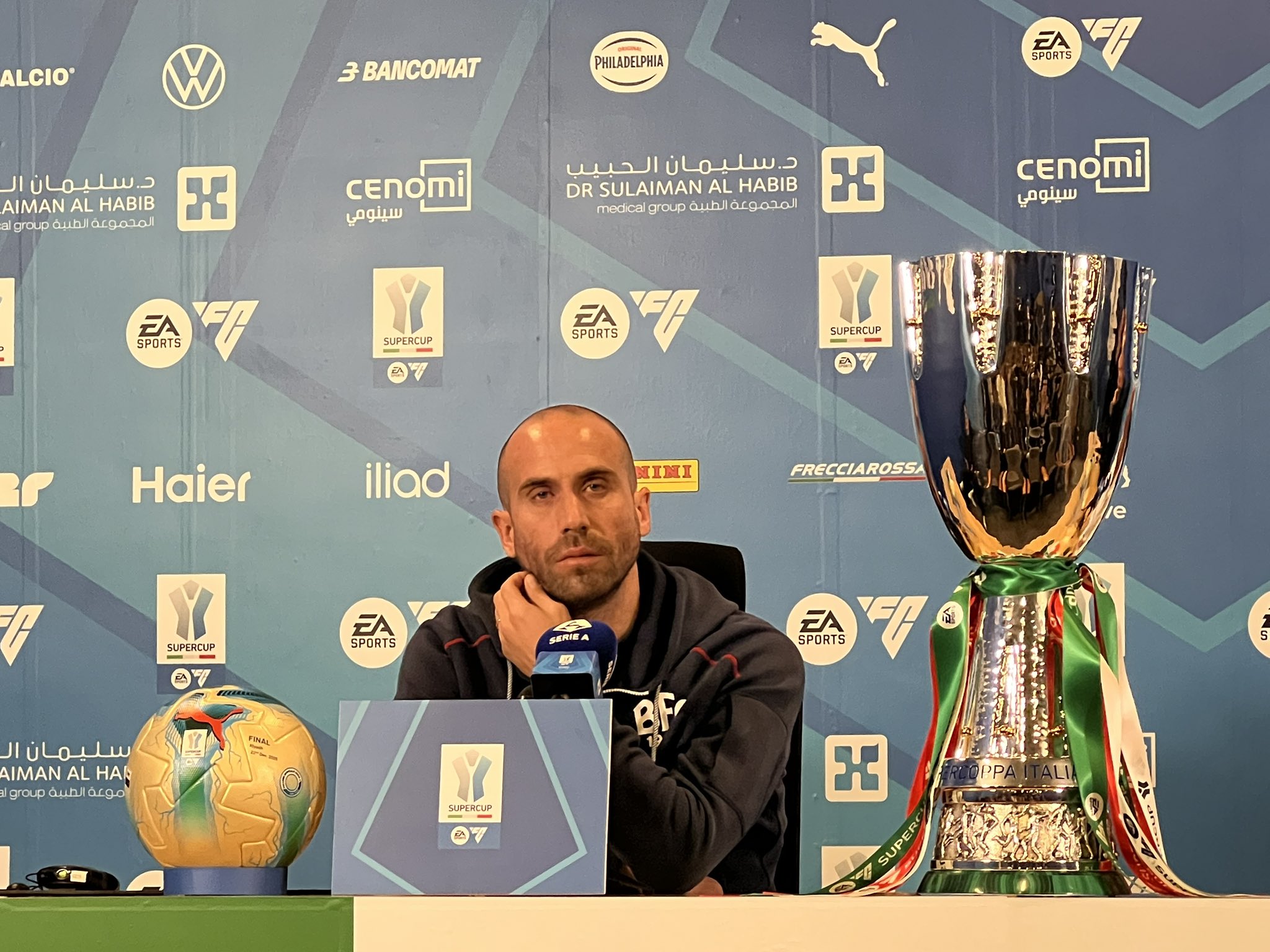 لورينزو دي سيلفيستري لاعب فريق بولونيا في المؤتمر الصحافي: -نحن داخل الفريق نشكل واقعاً جيداً، وكل اللاعبين يتحلون بالمسؤولية، وبالتالي نحن هنا للفوز باللقب، ونملك الخبرة الكافية لذلك. #نابولي_بولونيا 