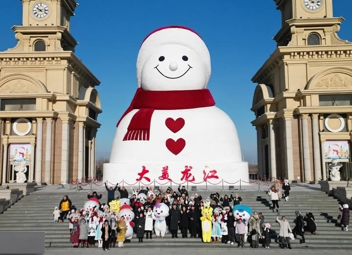 Harbin's winter magic is about to begin 
A huge snowman ☃️ that is 19 Meters tall ,in the music corridor of Harbin , attracting all the visitors ... 

Good evening ✨