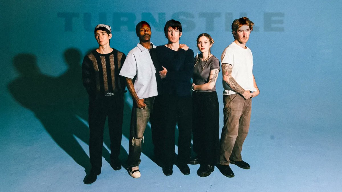 faynstudio's tweet image. Bodrum katlarındaki konserlerden büyük festivallerin ana sahnelerine yükseldiler. 

Grammy’de aynı anda üç farklı dalda beş adaylık elde ederek bir ilke imza attılar. Hem politikler hem yaratıcılar.

@doguyucel 2025’in müzik olaylarından biri olan Turnstile’ı Amsterdam’da izledi…