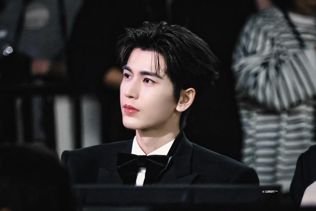 syasya99abc's tweet photo. C-DRAMA GOD , CAN YOU HEAR ME? NOW GIVE ME MY MOST DREAM PAIRING LINGHE AND ZUER PLEASE 😭❤️✨🙏 p/s: the smirk of zhang linghe when he picked song zuer photocard, so cute 😘🦋🫶❤️‍🔥
#ZhangLinghe #SongZuer https://t.co/VqwzMzAIoW