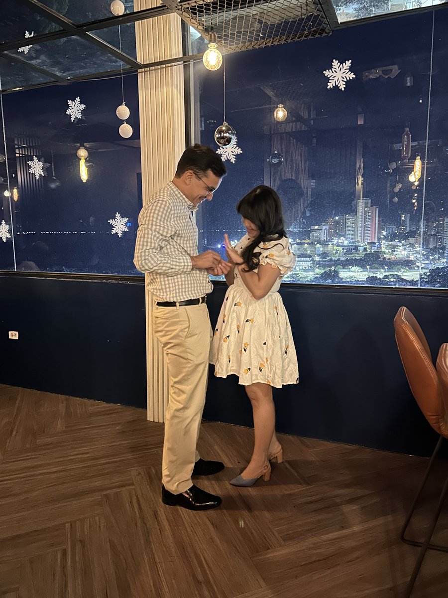 nievesdaaniela's tweet photo. Ayer me pidió matrimonio Luis, el mismo que conocí por Twitter en el 2018, el mismo que me acompañó a cambiarme de carrera, el mismo que me acompañó en cuarentena, el mismo que me acompañó cuando quedé sola en el país,el mismo que ha estado siempre para mí,el amor de mi vida ❤️ https://t.co/RuQk8wPobi