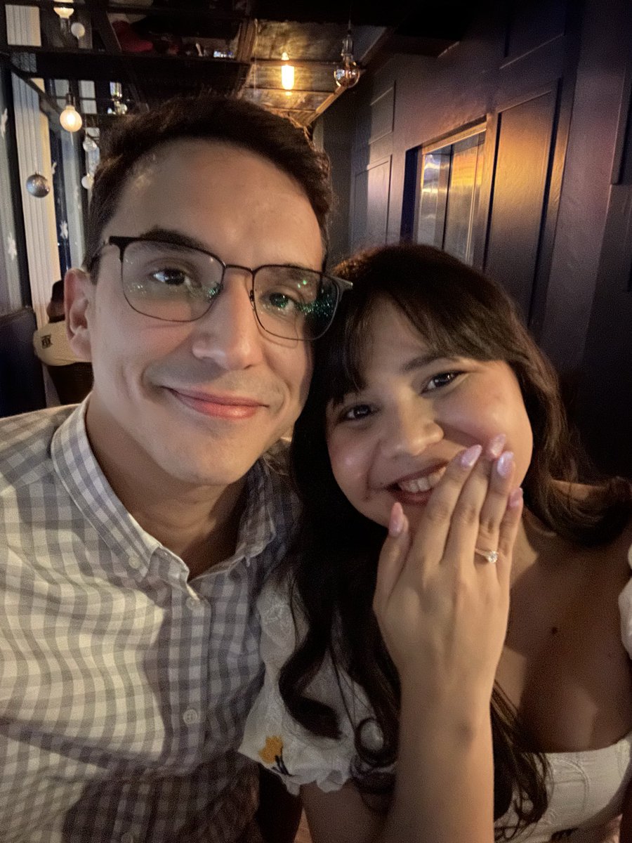 nievesdaaniela's tweet photo. Ayer me pidió matrimonio Luis, el mismo que conocí por Twitter en el 2018, el mismo que me acompañó a cambiarme de carrera, el mismo que me acompañó en cuarentena, el mismo que me acompañó cuando quedé sola en el país,el mismo que ha estado siempre para mí,el amor de mi vida ❤️ https://t.co/RuQk8wPobi
