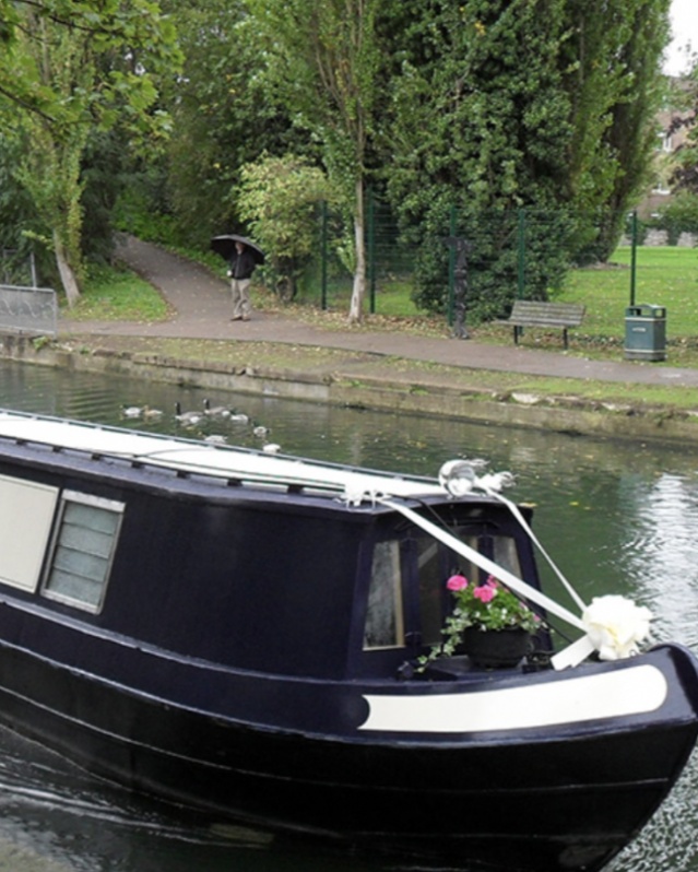Did you know that you can arrive by narrow boat straight to Ware Priory?🚤

The venue has over 700‑years of history and is especially known for its gothic arches, stained glass windows and riverside gardens 🍃